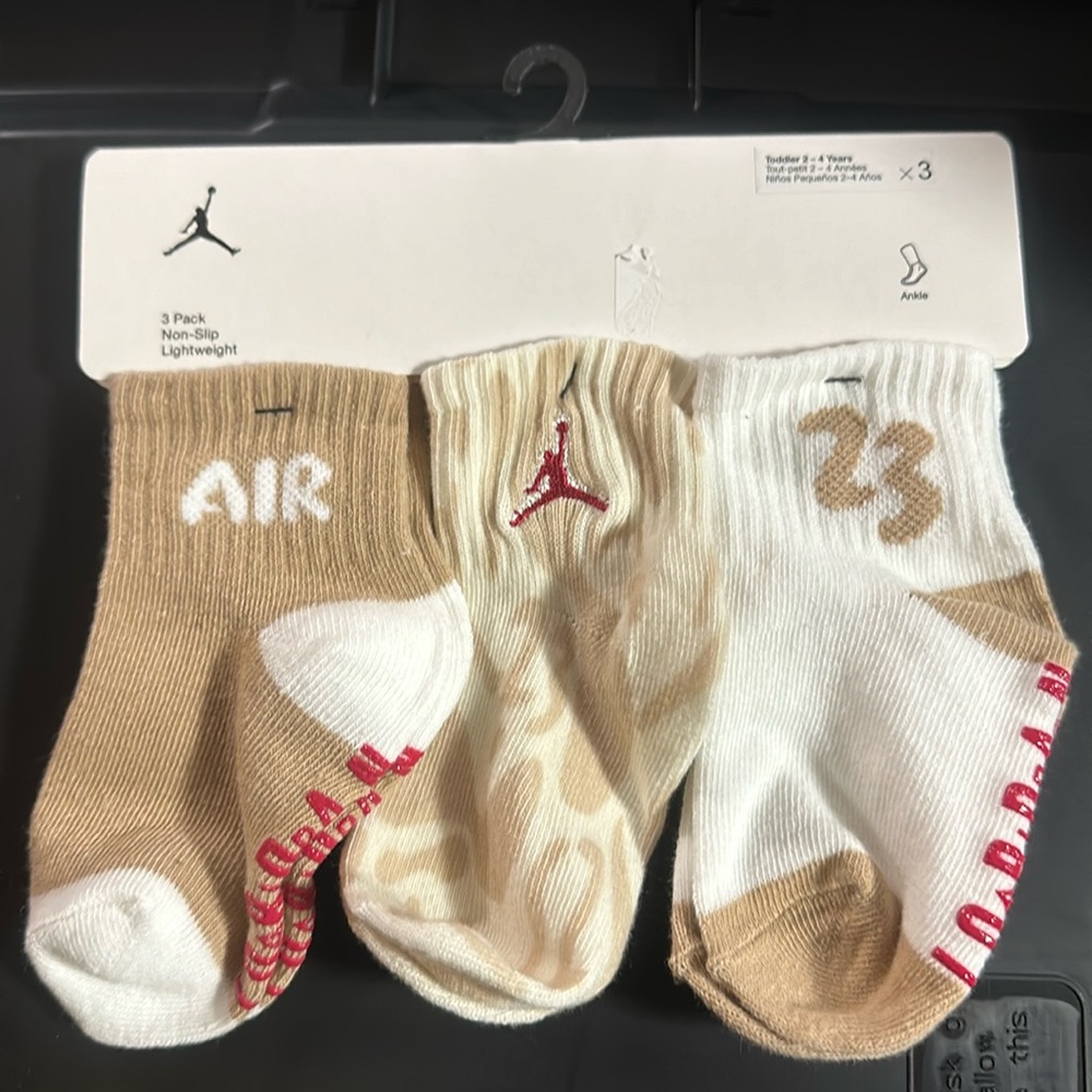 JORDAN 3 PACK TODDLER SOCKS: NEW IN PACKAGE: SIZE 2-4 YRS
